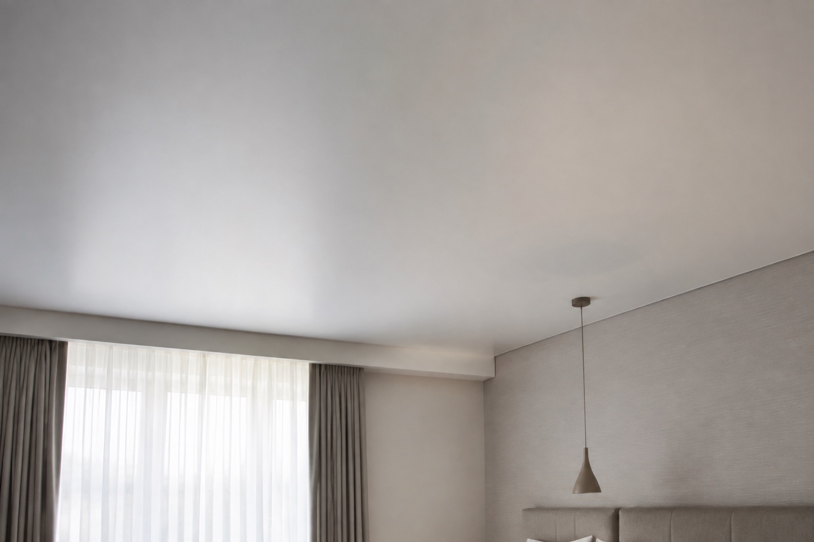 Plafond tendu mat blanc dans une chambre